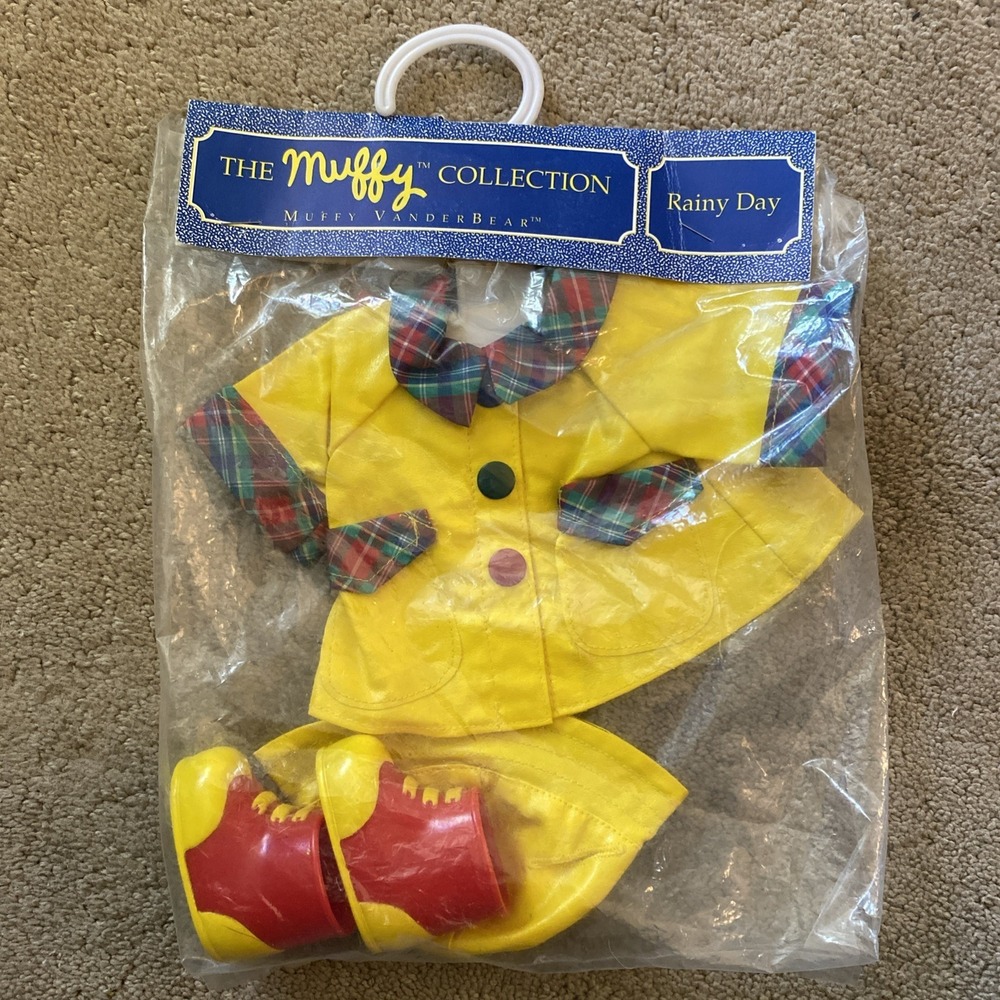 NIP VINTAGE 1992 MUFFY VANDERBEAR THE MUFFY COLLECTION RAINY DAY OUTFIT